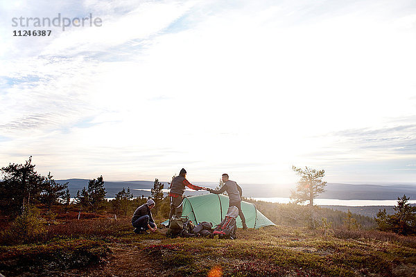 Wanderer beim Zeltaufbau  Keimiotunturi  Lappland  Finnland