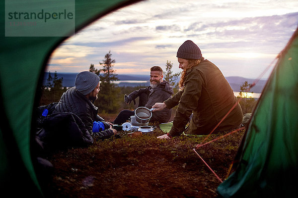 Wanderer bei der Essenszubereitung  Plauderei vor dem Zelt  Keimiotunturi  Lappland  Finnland