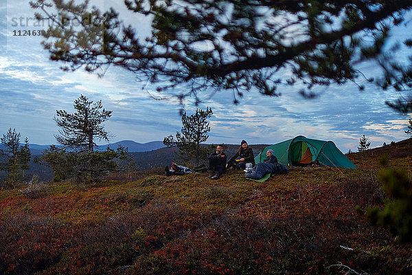 Wanderer entspannen sich vor dem Zelt  Keimiotunturi  Lappland  Finnland