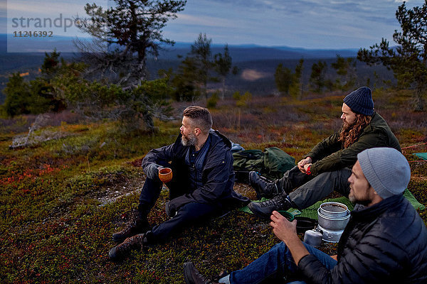 Wanderer entspannen bei Kaffee auf dem Gipfel eines Berges  Keimiotunturi  Lappland  Finnland