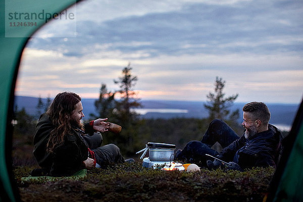 Wanderer entspannen sich  plaudern vor dem Zelt  Keimiotunturi  Lappland  Finnland