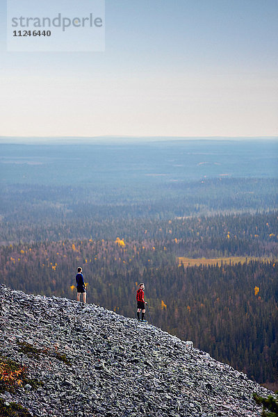 Wanderer mit Aussicht auf felsigen Steilhang  Kesankitunturi  Lappland  Finnland