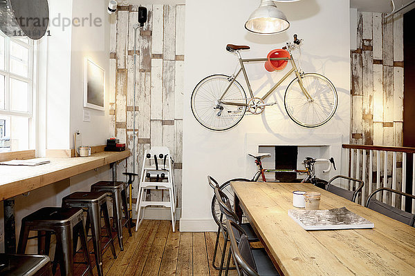 Schrullige Café-Inneneinrichtung mit Fahrrad an der Wand