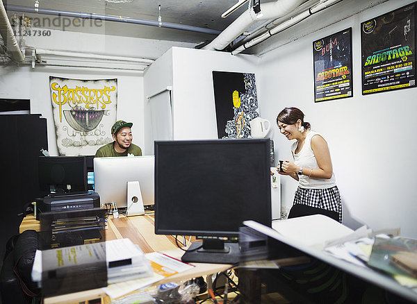 Design-Studio. Ein Mann und eine Frau in einem Büro.