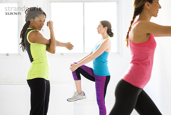 Frauen trainieren im Fitnessstudio
