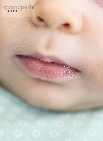 Nahaufnahme des Mundes eines kleinen Jungen (2-5 Monate)