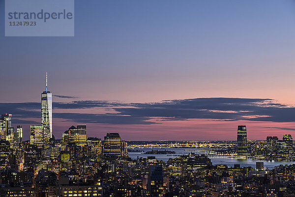 Skyline von New York in der Abenddämmerung mit dem One World Trade Center im Hintergrund