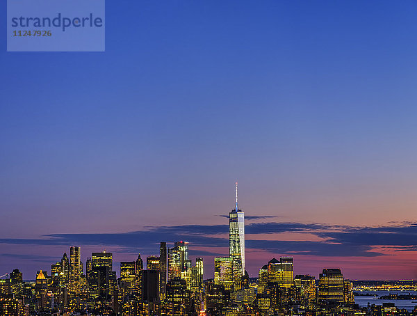 Skyline von New York in der Abenddämmerung mit Blick auf das One World Trade Center