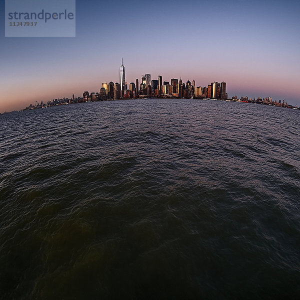 Städtische Skyline in der Abenddämmerung