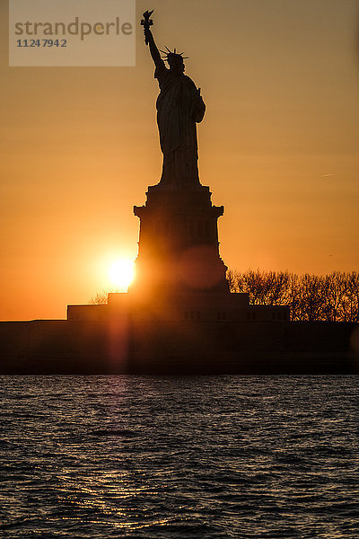 Silhouette der Freiheitsstatue bei Sonnenuntergang