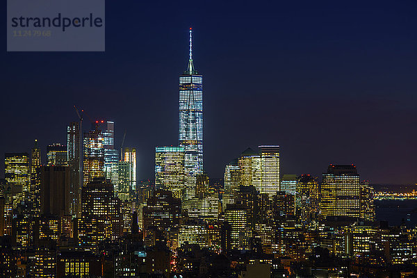 Beleuchtete Stadtlandschaft mit One World Trade Center bei Nacht