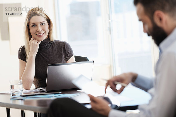 Mann und Frau arbeiten im Büro