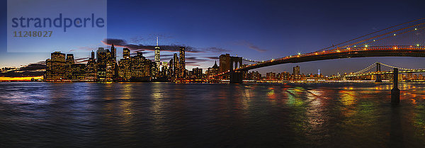Lower Manhattan Bridge und Brooklyn Bridge bei Sonnenuntergang