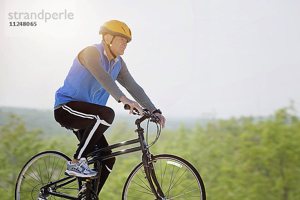 Älterer Mann fährt Fahrrad