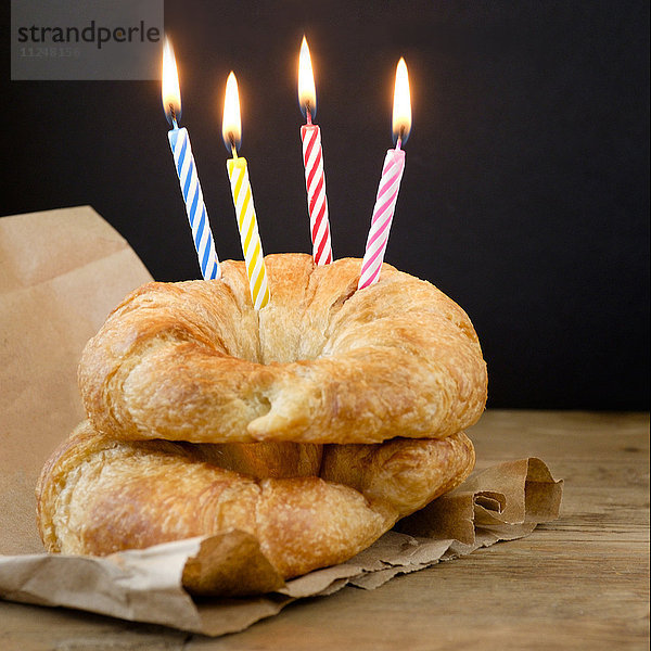 Croissants mit Geburtstagskerzen