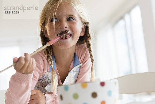 Mädchen (6-7) isst Schokolade