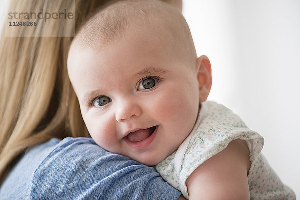 Porträt eines kleinen Mädchens (12-17 Monate) mit Mutter