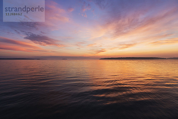 Bunte Meereslandschaft bei Sonnenaufgang