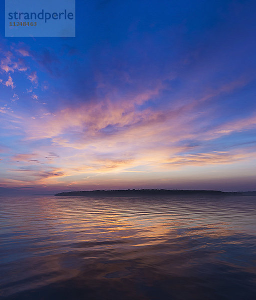 Bunte Meereslandschaft bei Sonnenaufgang