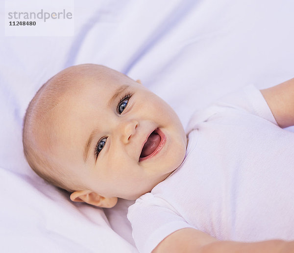 Porträt eines lächelnden kleinen Jungen (6-11 Monate)