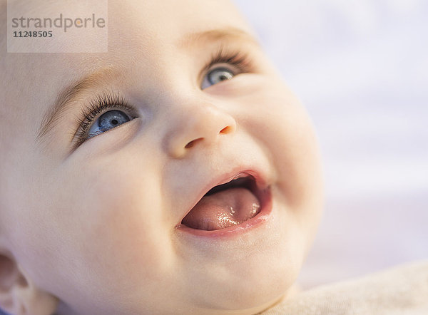 Porträt eines lachenden kleinen Jungen (6-11 Monate)