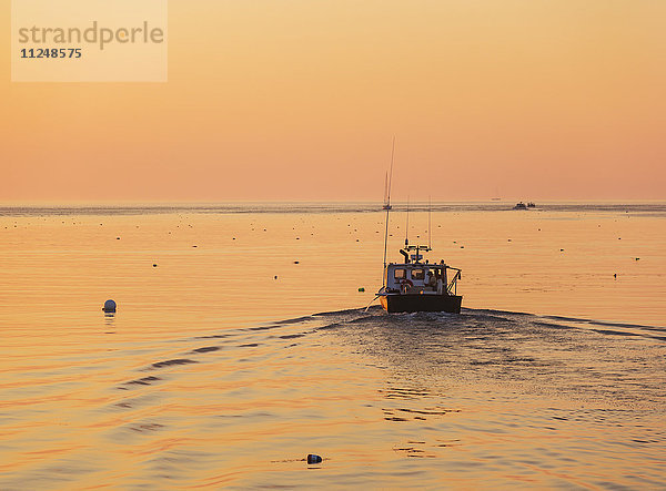 Boot auf dem Meer bei Sonnenaufgang