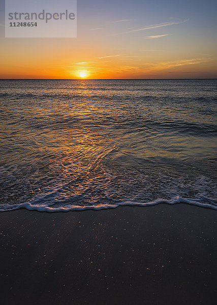 Strand und Meer bei Sonnenuntergang