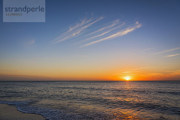 Strand und Meer bei Sonnenuntergang