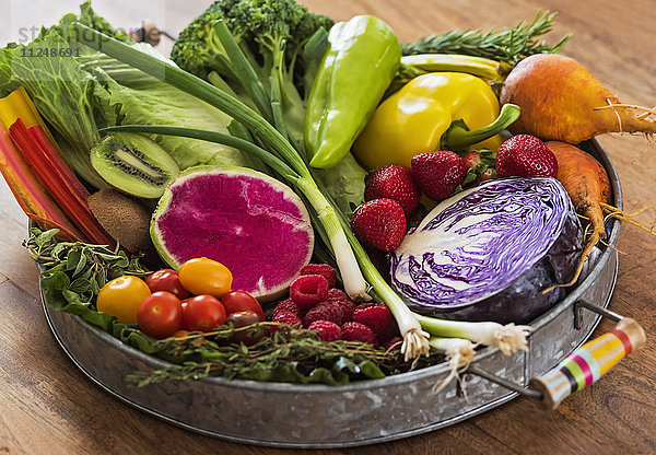 Obst  Gemüse und Kräuter auf dem Tablett
