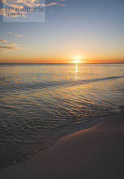 Romantischer Sonnenuntergang über dem Meer