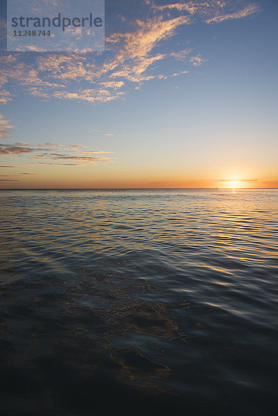 Romantischer Sonnenuntergang über dem Meer