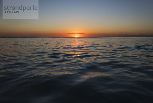 Romantischer Sonnenuntergang über dem Meer