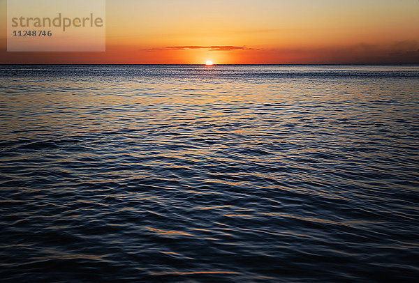 Romantischer Sonnenuntergang über dem Meer