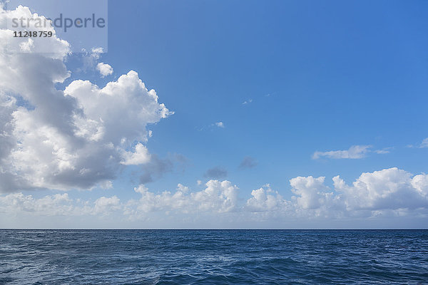Weiße Wolken über tropischem Meer