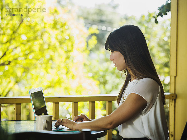 Junge Frau mit Laptop