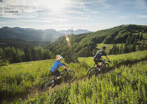 Vater und Sohn (10-11) beim Radfahren in den Bergen