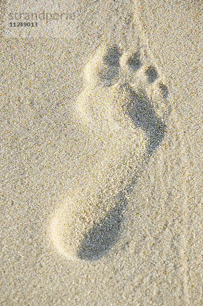 Nahaufnahme eines Fußabdrucks im Sand