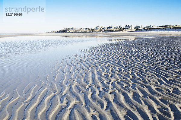 Strand bei Ebbe mit gekräuseltem Sand