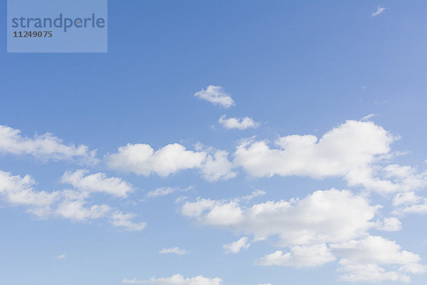 Wolken am blauen Himmel