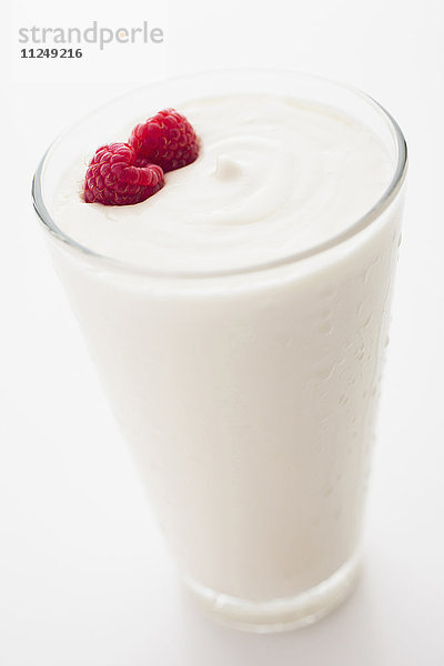 Joghurt mit Himbeeren im Trinkglas