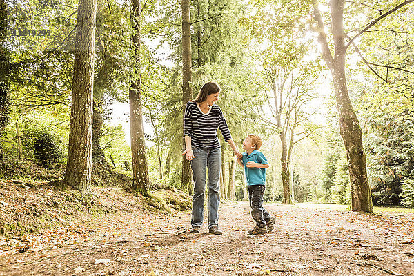Mutter geht mit Sohn (2-3) im Park spazieren