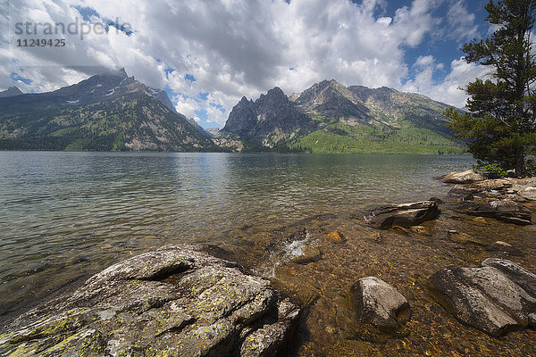 See mit Bergen im Hintergrund