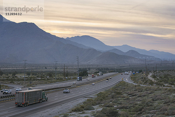 I-10 Highway entlang der Berge bei Sonnenuntergang