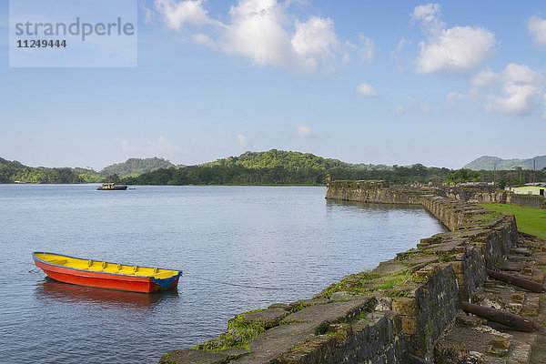 Boot in der Bucht an einer Steinmauer vertäut