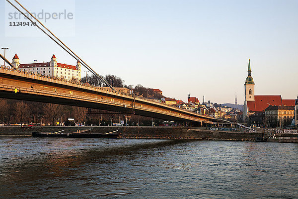 Brücke über Wasser mit Stadt im Hintergrund