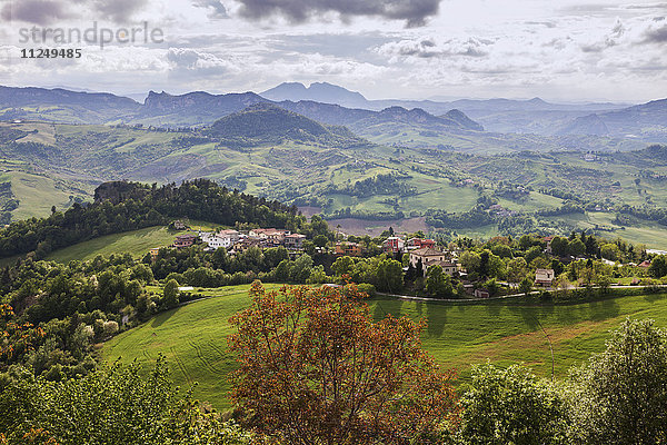 Landschaft mit Stadt