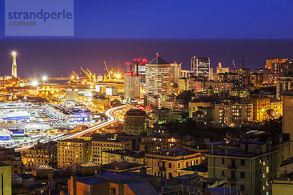 Stadtbild mit Hafen im Hintergrund bei Nacht