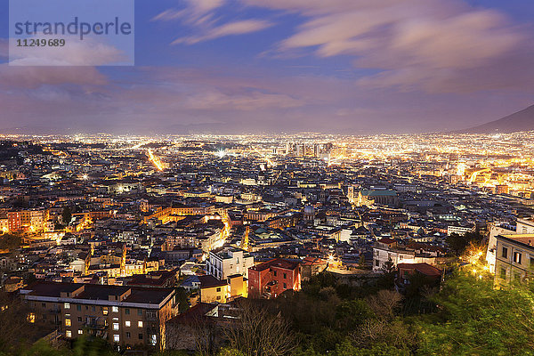 Beleuchtete Stadt bei Nacht