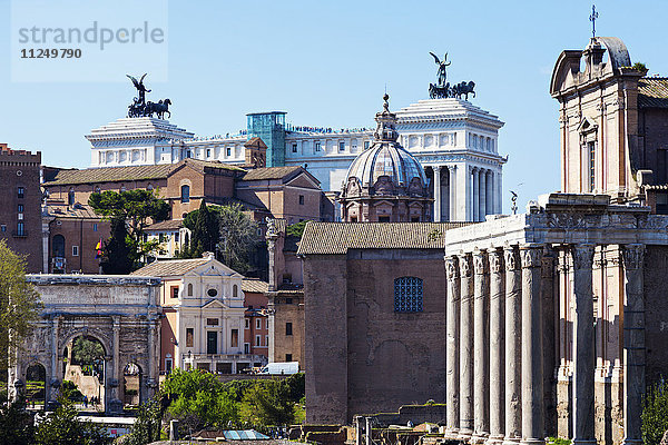 Forum Romanum und Monument von Vittorio Emanuele II gegen blauen Himmel