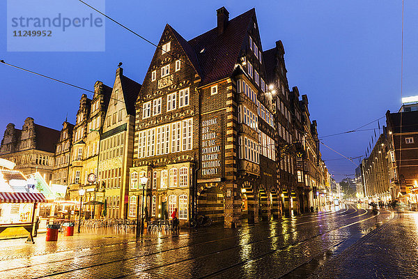 Bremer Marktplatz an einem regnerischen Abend Bremen  Deutschland